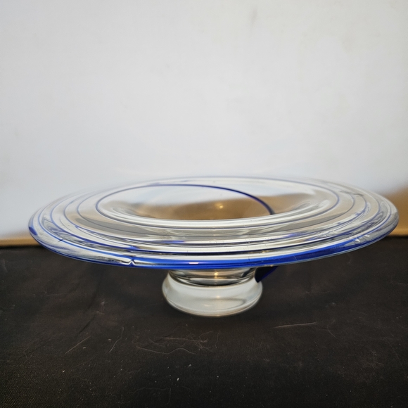 Artisan Glass Plate with Blue Accents‎ - Picture 2 of 6